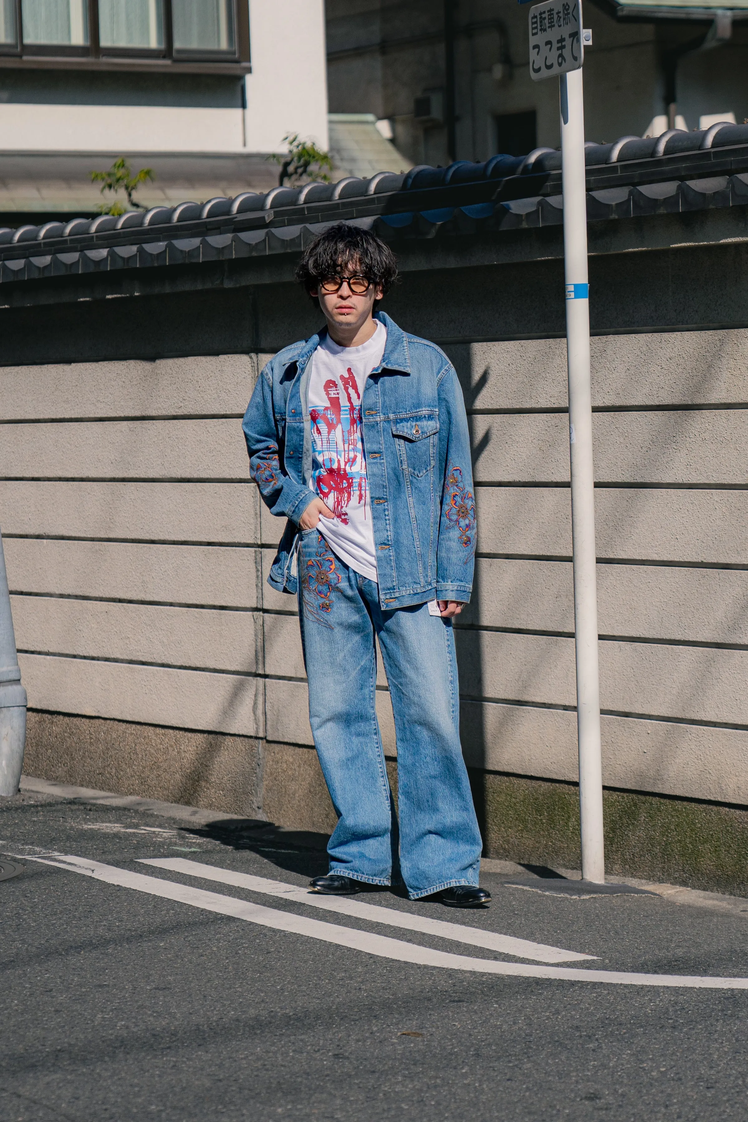 Embroidered-design denim pant