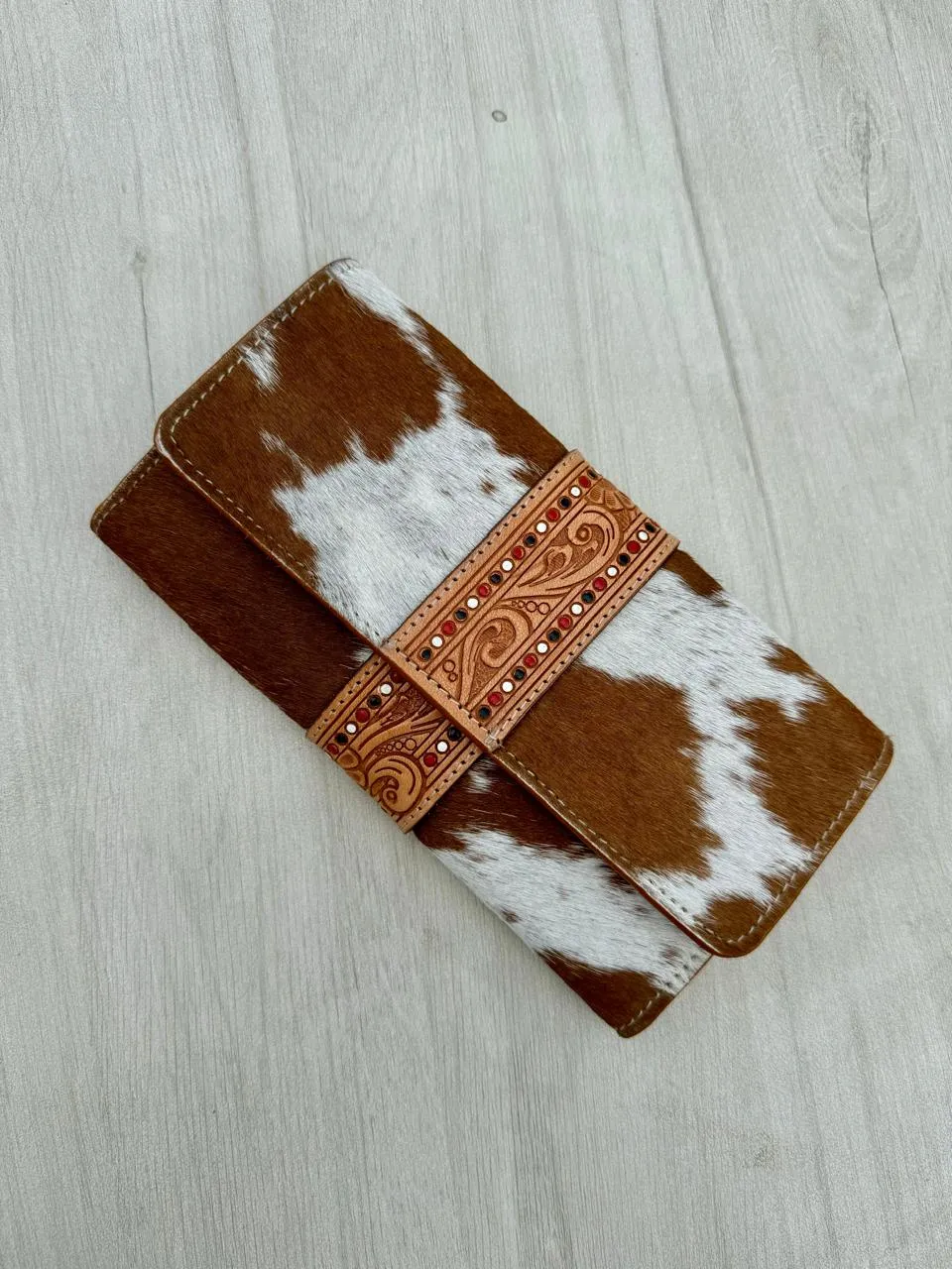 The Design Edge Hand Painted Tooling Leather Trifold Wallet - Tan and White - AW29